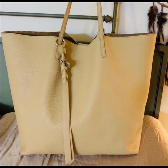 Reposhing this beautiful bag is just not my style - Picture 2 of 5